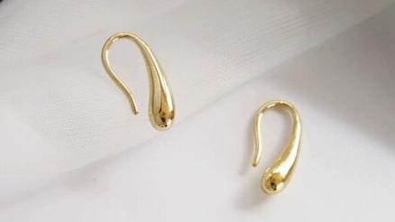 Gold stainless steel earrings in the shape of small drops